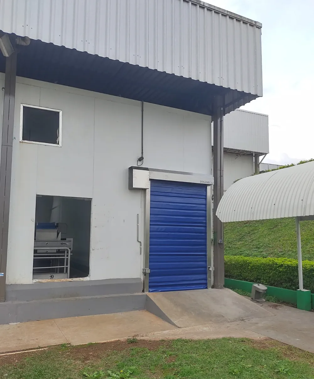 Portas industriais em áreas externas: como proteger sua estrutura contra chuva, poeira e corrosão