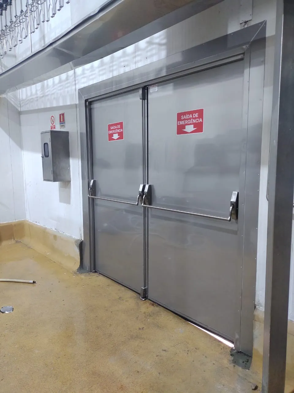 Segurança em Ambientes Industriais: A Importância das Portas Certificadas