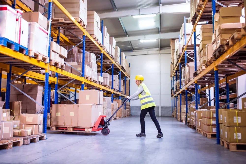 Portas industriais e a segurança no transporte interno de mercadorias